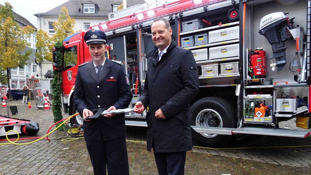 Bürgermeister Peter Weber (rechts) überreichte de Schlüssen an die Feuerwehr Olpe. von Sigrid Mynar