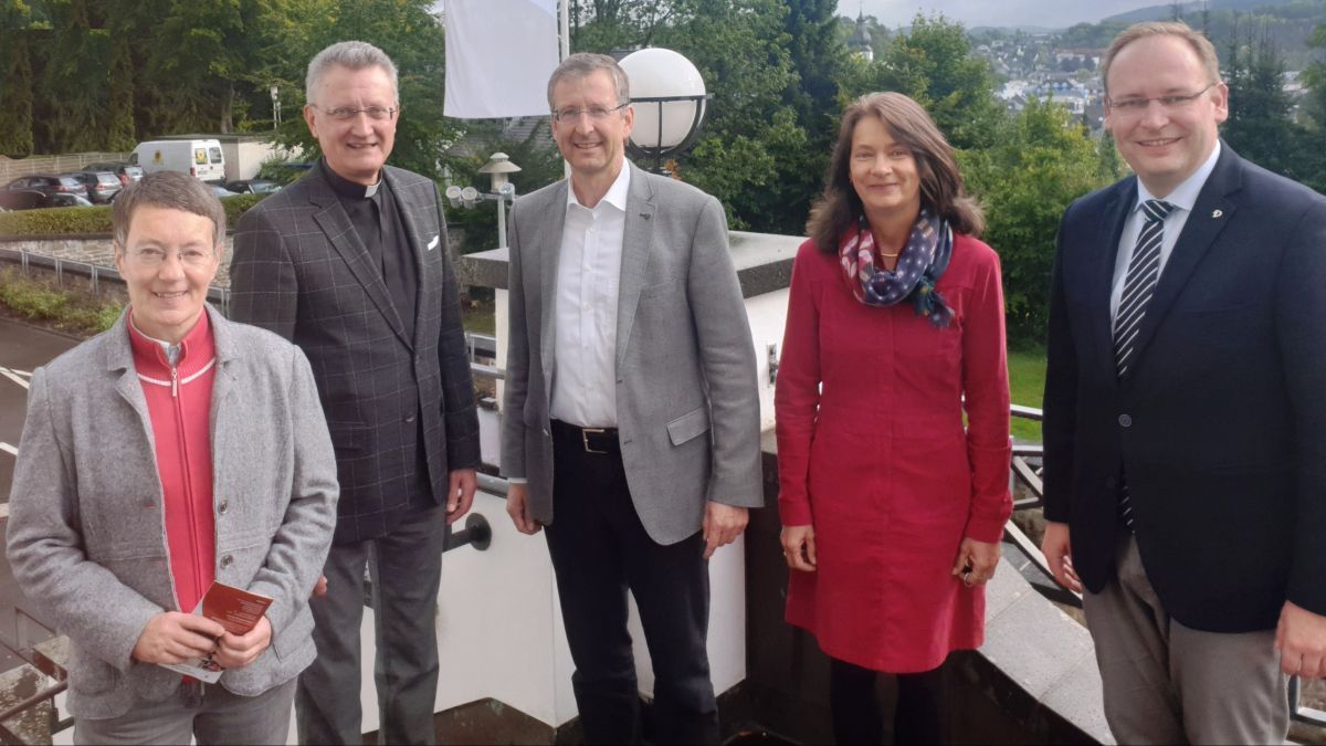 Referentin Susanne Wagenknecht und Dompropst Msgr. Joachim Göbel wurden von Schulleiter des St.-Ursula-Gymnasiums, Markus Ratajski und der Schulleiterin der St.-Ursula Realschule, Christiane Eickhoff empfangen. Mit dabeiauch Referent Christian Majer-Leonhard (von links). von Doris Kendermann