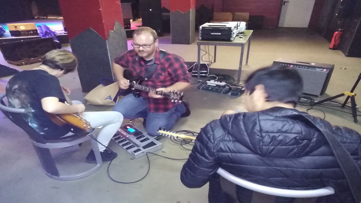 Beim Nachtfrequenz-Projekt „Open Concert“ traten zwei Bands in der OT in Grevenbrück auf. von privat