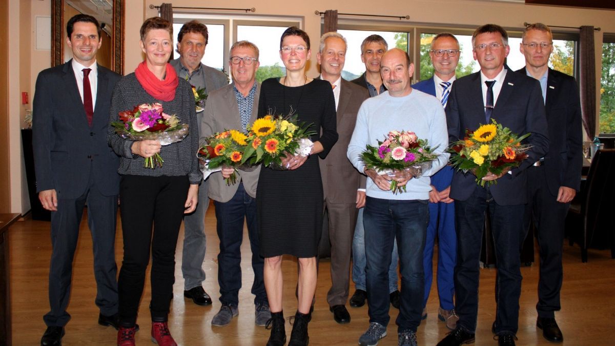 Die Hansestadt Attendorn hat sechs Mitarbeiter für ihre langjährigen Tätigkeiten im öffentlichen Dienst ausgezeichnet. Zudem wurden zwei langjährige Mitarbeiter in den Ruhestand verabschiedet. von privat