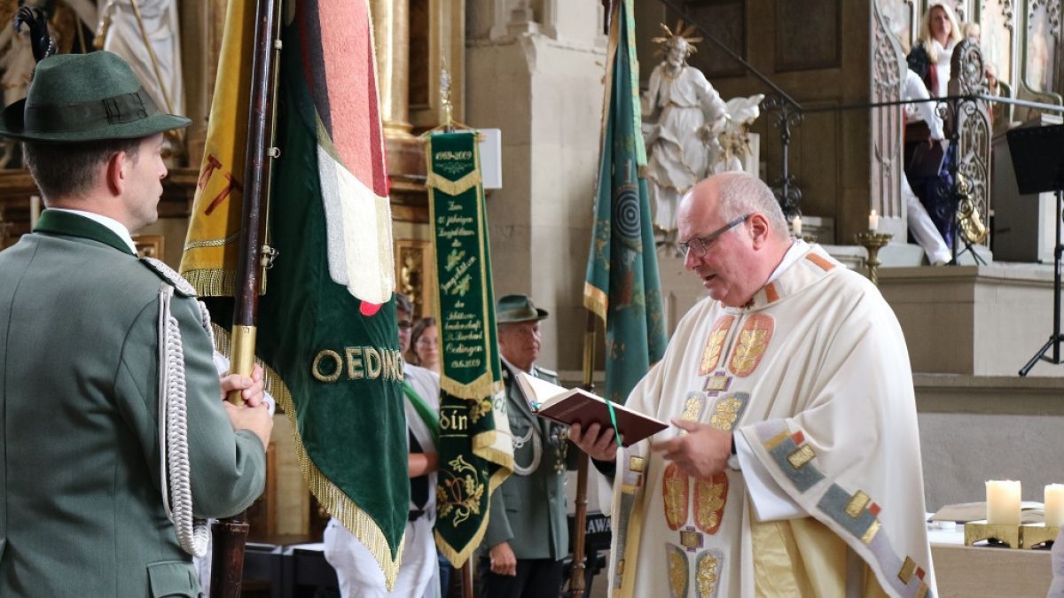 In der Burchard-Kirche zu Würzburg hatte Pfarrer Dieter Koke zu einem feierlichen Hochamt geladen. Dabei weihte er die Vereinsfahne der Burchard-Schützen aus Oedingen noch einmal. von privat
