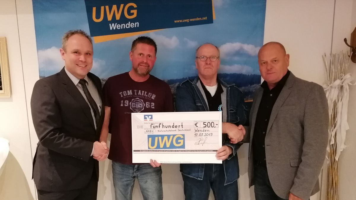 Bei der Spendenübergabe (von links): Thorsten Scheen (Vorsitzender UWG), Alexander Fischer (NABU), Thomas Rasche (NABU), Josef Kinkel (Kassierer UWG). von privat