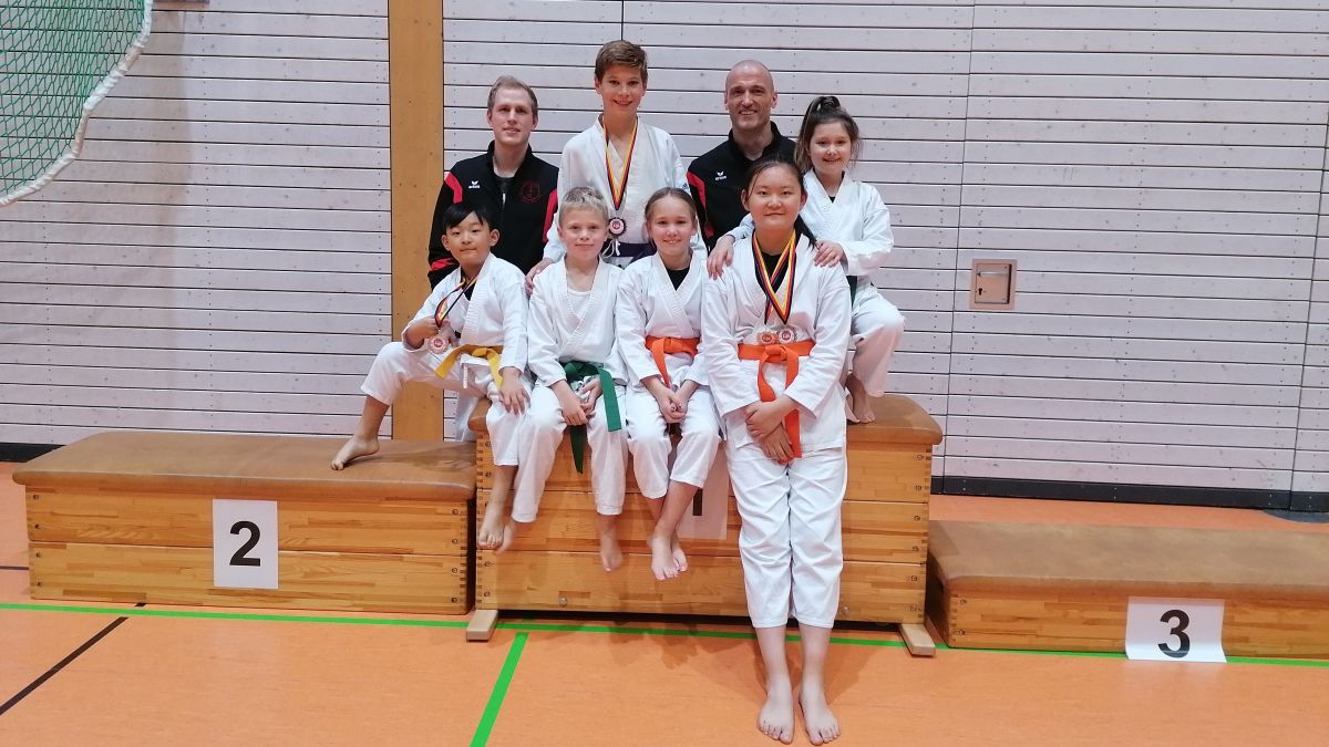 hinten (v.l.): Simon Henkel, Jonathan Nussbickel, Rony Brüser, Maleen Schäfer

vorne (v.l.): Francesco Jiang, Max Müller, Leni Niederschlag, Isabella Jiang von privat