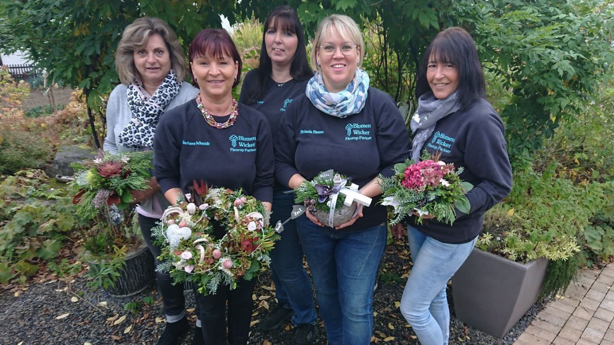 Das Team von Blumen Wicker in Fretter berät Sie gerne bei Fragen rund um Blumenschuck und Grabbepflanzung. von Blumen Wicker