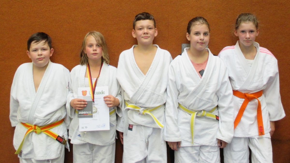 Die Attendorner Judoka haben erfolgreich an den Bezirksmeisterschaften in Holzwickede teilgenommen. von privat