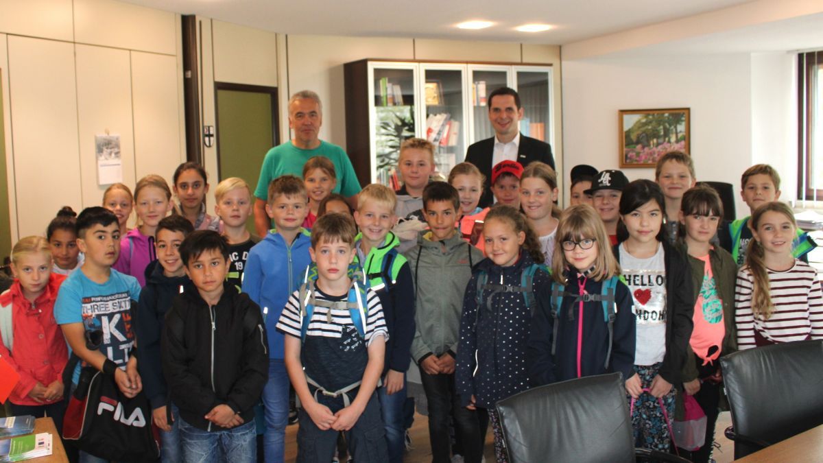 Die Viertklässler der Grundschule Ennest informierten sich mit ihrem Klassenlehrer Uli Selter bei Bürgermeister Christian Pospischil über die Arbeit von Rat und Verwaltung in der Hansestadt Attendorn. von privat