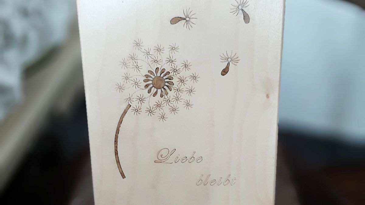 Liebe bleibt - auch nach dem Tod. Nicole Ullrich vom Bestattungsunternehmen Heine hilft den Angehörigen mit Beratung und Erfahrung. von privat