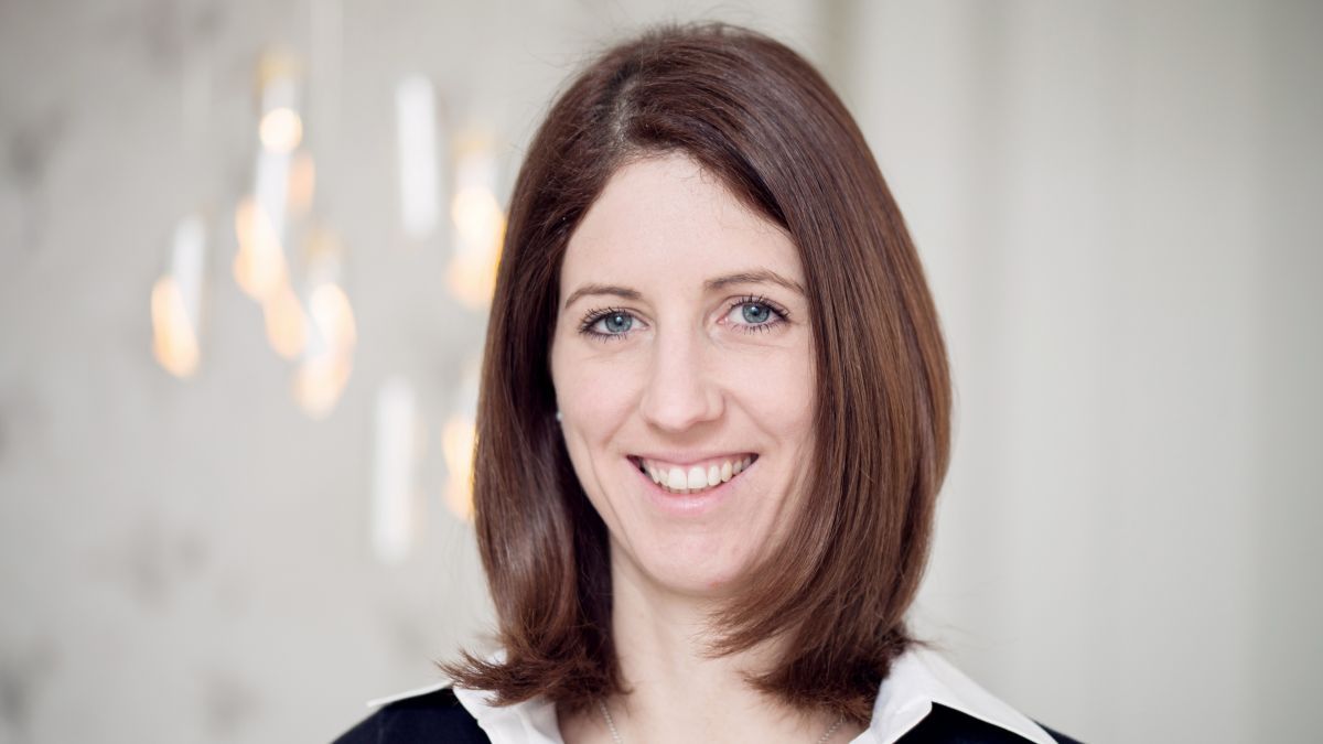Bestattungsmeisterin Daniela Jung führt das Familienunternehmen in dritter Generation. von neun a, Olpe
