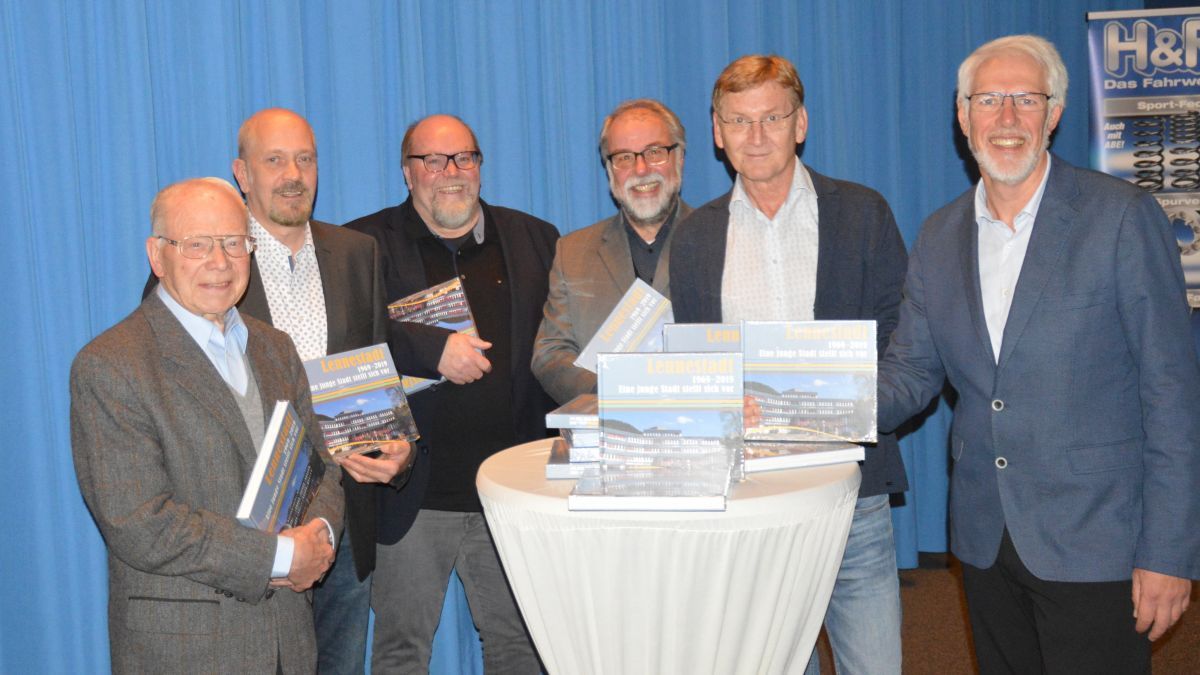 Das Autorenteam: Jürgen Kalitzki, Michael Brüseken, Klaus Schulte, Rolf Redecker und Günter Becker (von rechts) und Matthias P. Negele (Zweiter von links) hatten allen Grund zum Strahlen. von Nicole Voss
