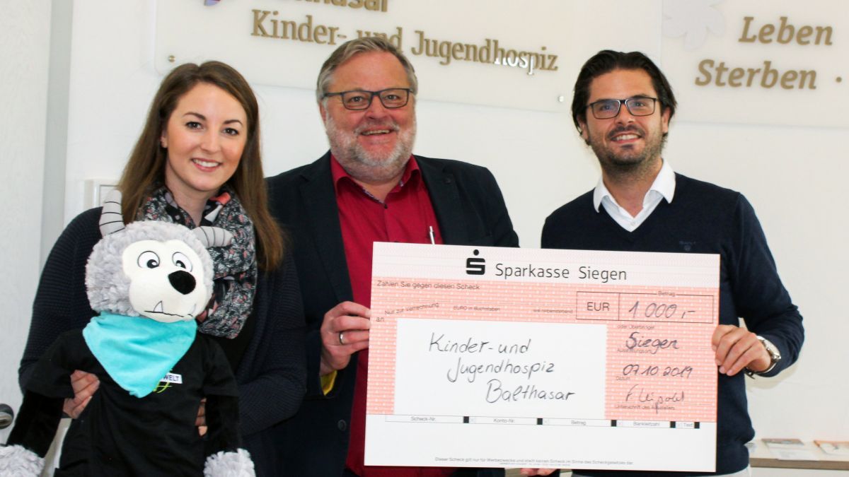 Eine Spende über 1000 Euro überreichte Geschäftsführer Florian Leipold (rechts) an Rüdiger Barth (Hospizleitung) und Lisa-Marie Vetter (Referentin für Öffentlichkeitsarbeit) vom Kinderhospiz Balthasar. von privat