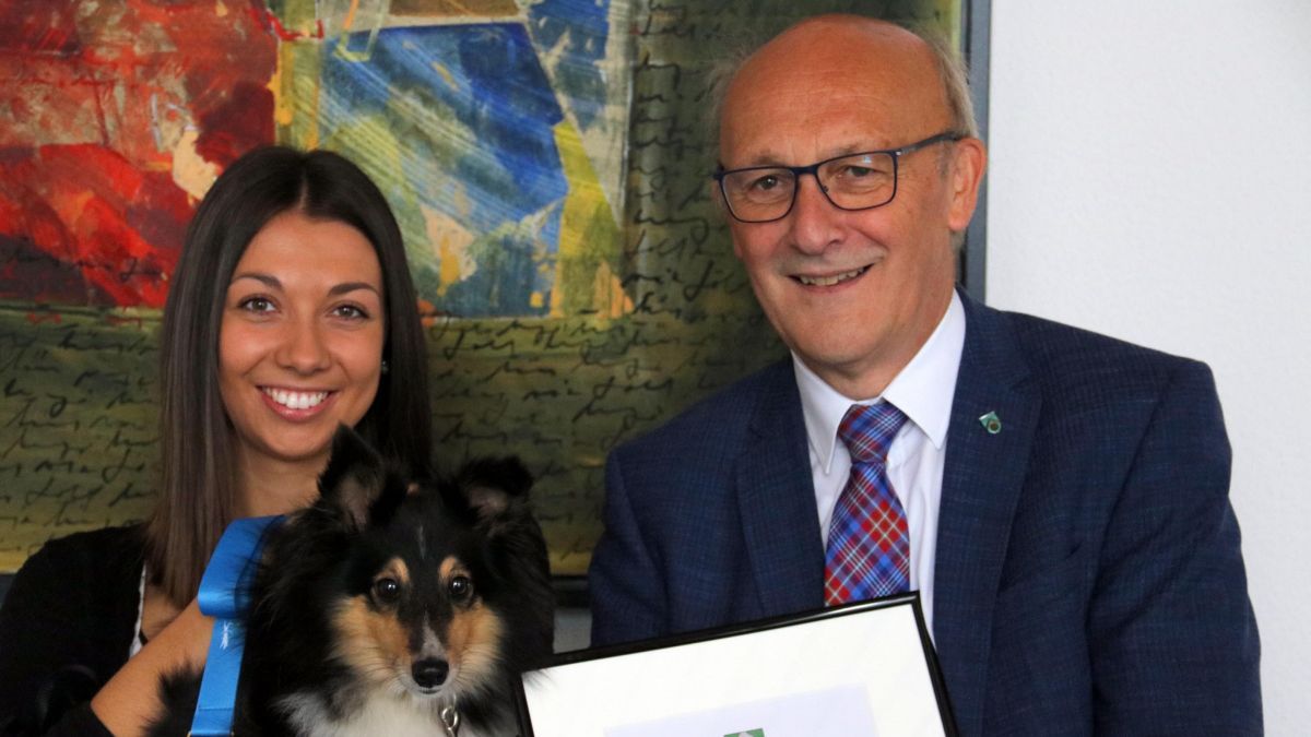Jule Ullrich, Weltmeisterin im „Agility“-Hundesport und Bürgermeister Dietmar Heß strahlen um die Wette. von Gemeinde Finntrop