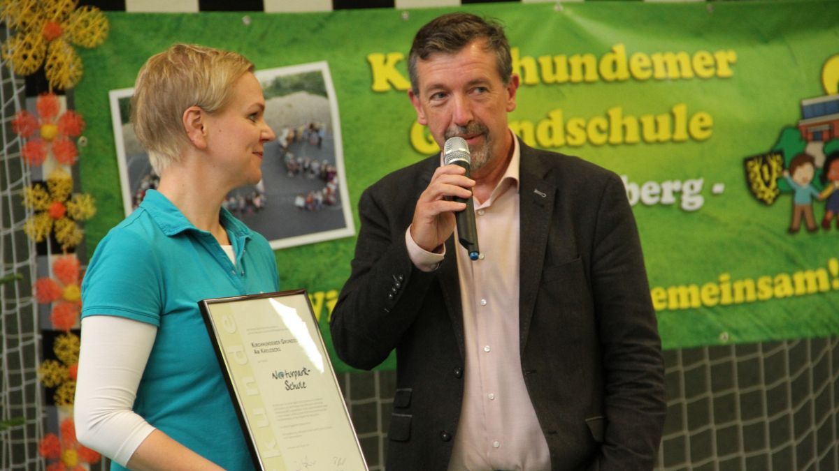 Bernd Fuhrmann (r.) überreichte das Zertifikat an Schulleiterin Edith Wagener. von Kerstin Sauer