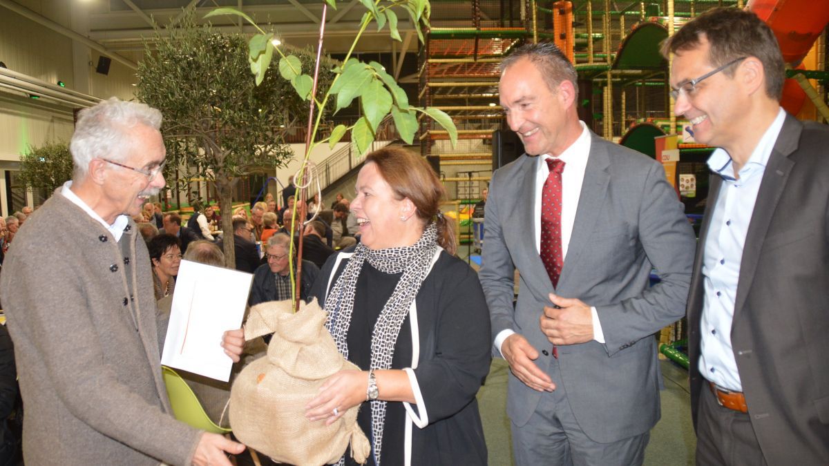 Anstelle eines Blumenstraußes erhielt Ursula Heinen-Esser einen Walnussbaum vom CDU-Kreisvorsitzenden Jochen Ritter (zweiter von rechts).  Daneben Hartmut Schauerte, ehemaliger CDU-MdB (links), und der Europaabgeordnete Dr. Peter Liese. von Nicole Voss