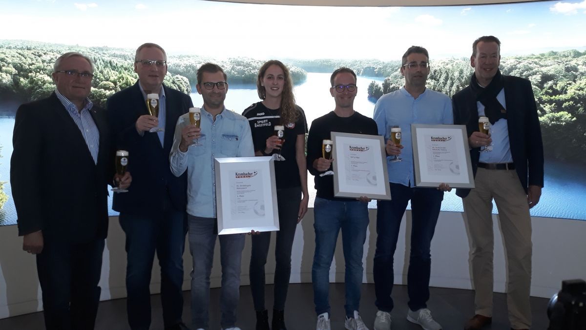 Kreisvorsitzender Joachim Schlüter, Staffelleiter Thomas Will, Dennis Droll (SG Drolshagen/Hützemert), Helena Schmidt-Holthöfer (RW Ostentrop-Schönholthausen), Björn Schneider (SpVg Olpe), Heinz-Josef Schmidt-Holthöfer (SG Serkenrode/Kückelheim/Salwey), Krombacher Repräsentant Thomas Rullich (v.l.). von privat