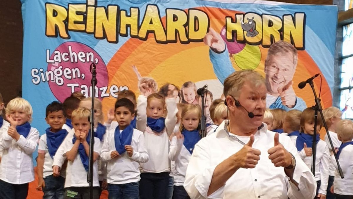 Liedermacher Reinhard Horn trat beim Einweihungsfest im Kindergarten Pusteblume in Olpe auf. von privat