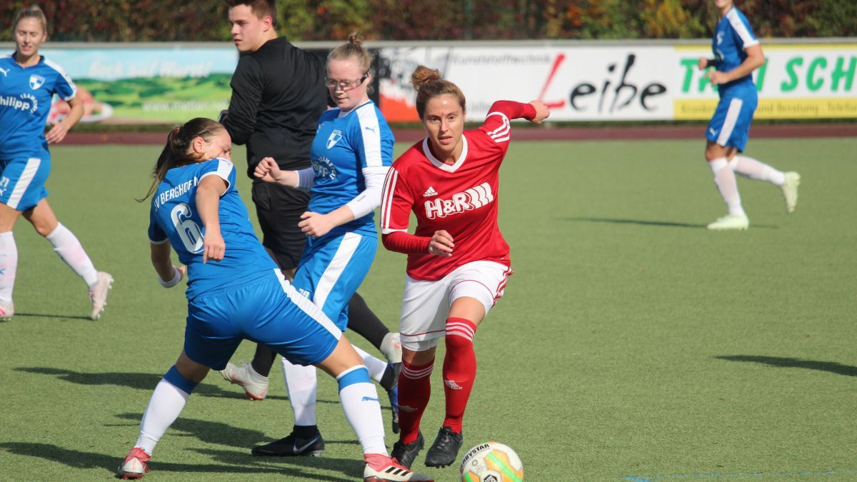 Denise Käsler (FC Finnentrop) behauptet sich gegen eine Überzahl in blau. von privat