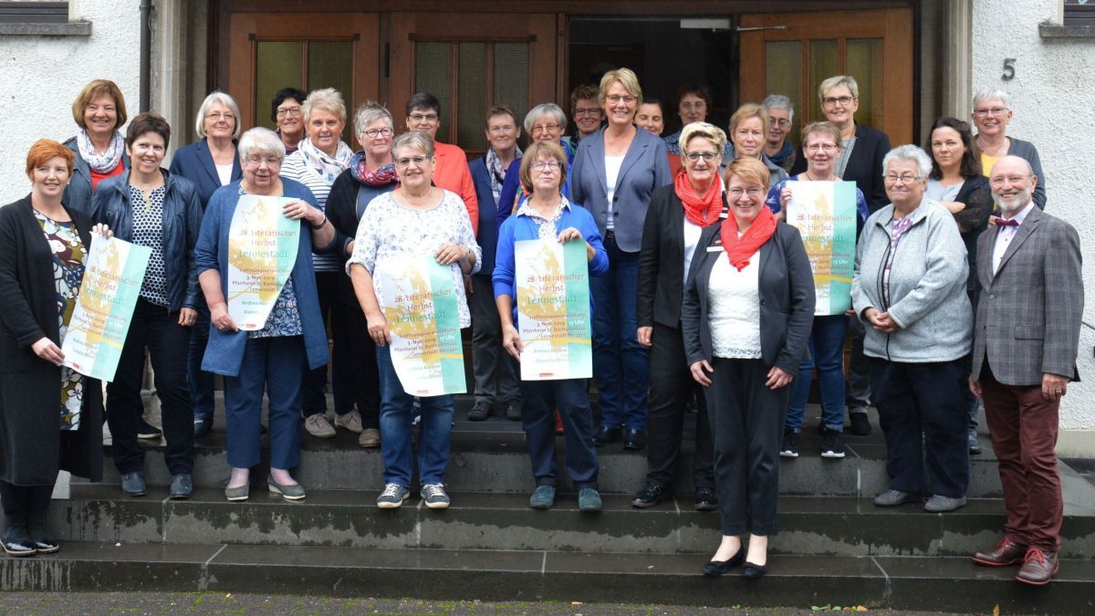 Die Ehrenamtlichen der Kirchlichen Öffentlichen Büchereien, ihr Sprecher Gerd-Peter Zapp (rechts) sowie Sylvia Gante und Ulrike Moritz (Sparkasse Attendorn-Lennestadt-Kirchhundem) freuen sich auf interessante Lesungen beim Literarischen Herbst. von Nicole Voss
