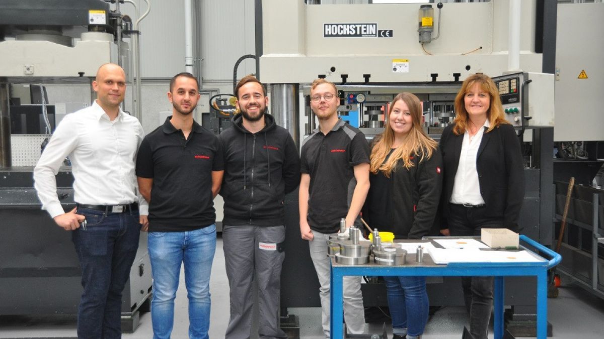 Ausbilder Christoph Lindner, die Auszubildenden Sinisa Nedeljkovic, Panagiotis Goulas, Tim Hamecke, Lisa Simon und Personalleiterin Ilona Schmidt (v.l.). von Ina Hoffmann