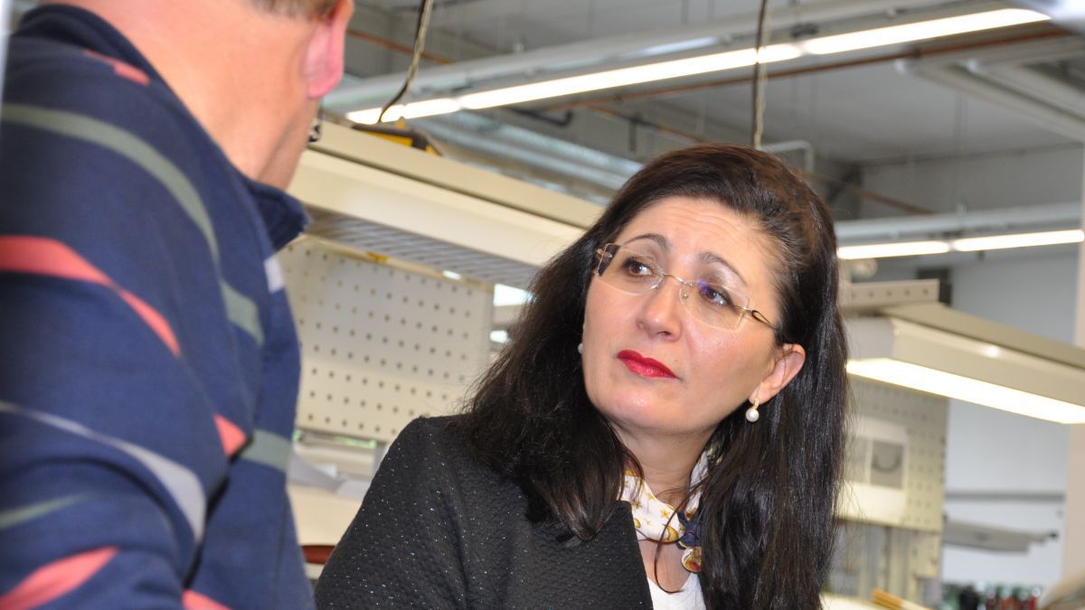 Nezahat Baradari kommt in den Werthmann Werkstätten mit Beschäftigten ins Gespräch. von privat