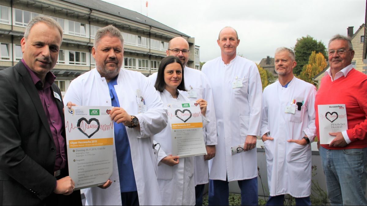 (v.l.) Thomas Grümbel, Leiter Kundencenter AOK Olpe, Dr. Thomas Luce, Diana Giebeler-Mitrea, Andreziej Wierucki, alle Oberärzte St. Martinus-Hospital, PD Dr. Frank van Buuren, Chefarzt St. Martinus-Hospital, Dr. Gerd Müller, Oberarzt St. Martinus-Hospital, Günther Nöll, Deutsche Herzstiftung von privat