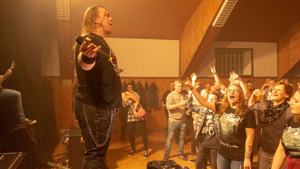 Christian Döring und seine Band „Mirrorplain“ sorgten für Erheiterung in der Schützenhalle Weringhausen. von s: Nils Dinkel