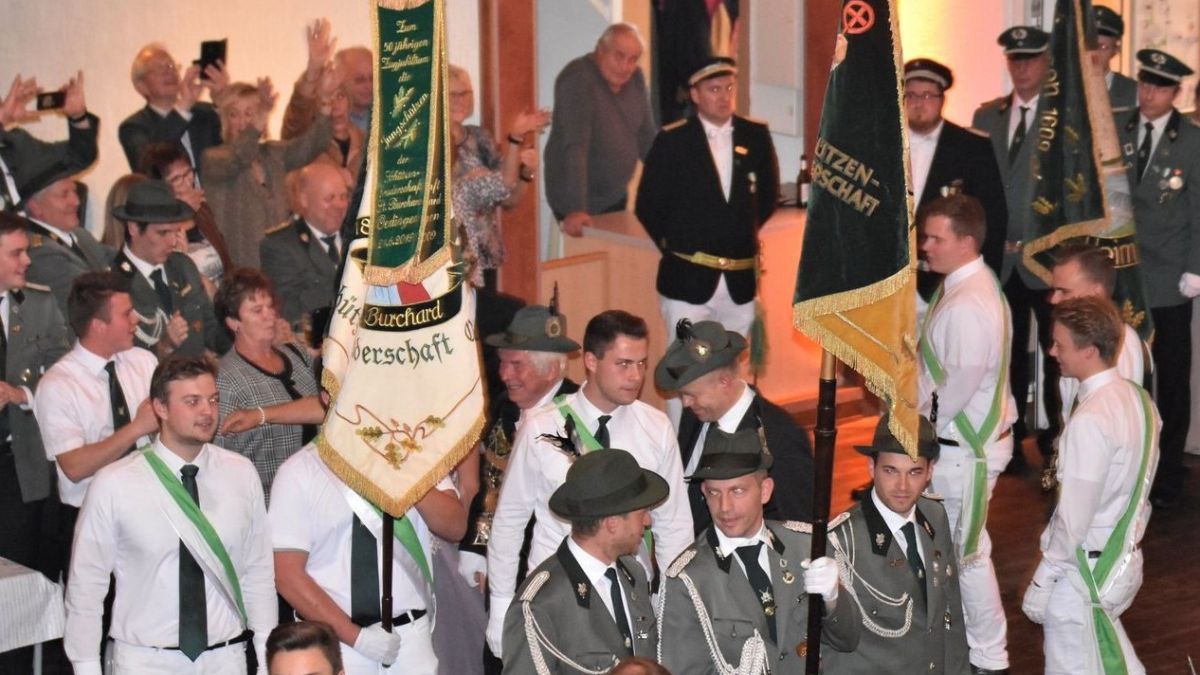 Die Oedinger Schützen und ihre Fahne sind wohlbehalten in der Heimat zurück und waren Gesprächsthema beim Lennestädter Stadtschützenball. von Nicole Voss