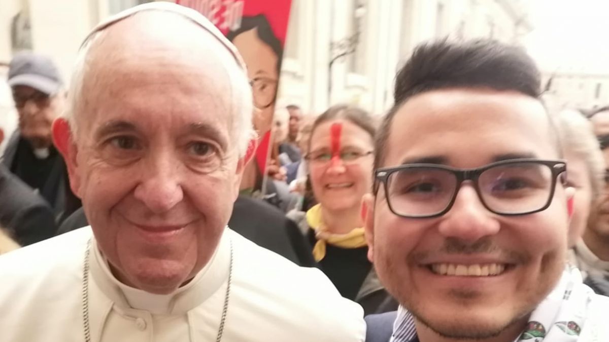 Ein Foto mit Seltenheitswert: Papst Franziskus und Deivis Fernando. von privat