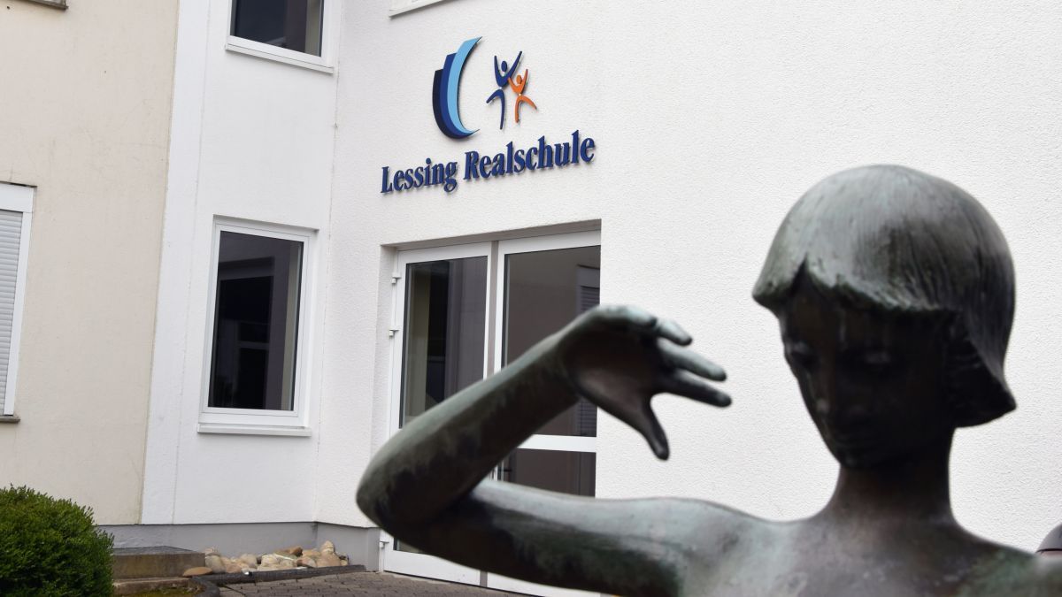 Sechs Busse weniger befahren künftig die Lehmbergstraße in Grevenbrück, wo sich auch die Lessing-Realschule befindet. von Symbol Nils Dinkel
