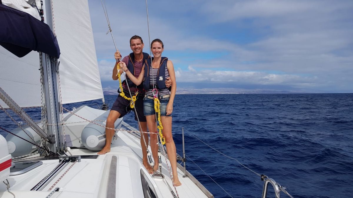 Seit Mai sind Melanie und Jan Heinrich mit ihrem Segelboot auf großer Weltreise. Momentan machen sie Halt auf Teneriffa. von privat