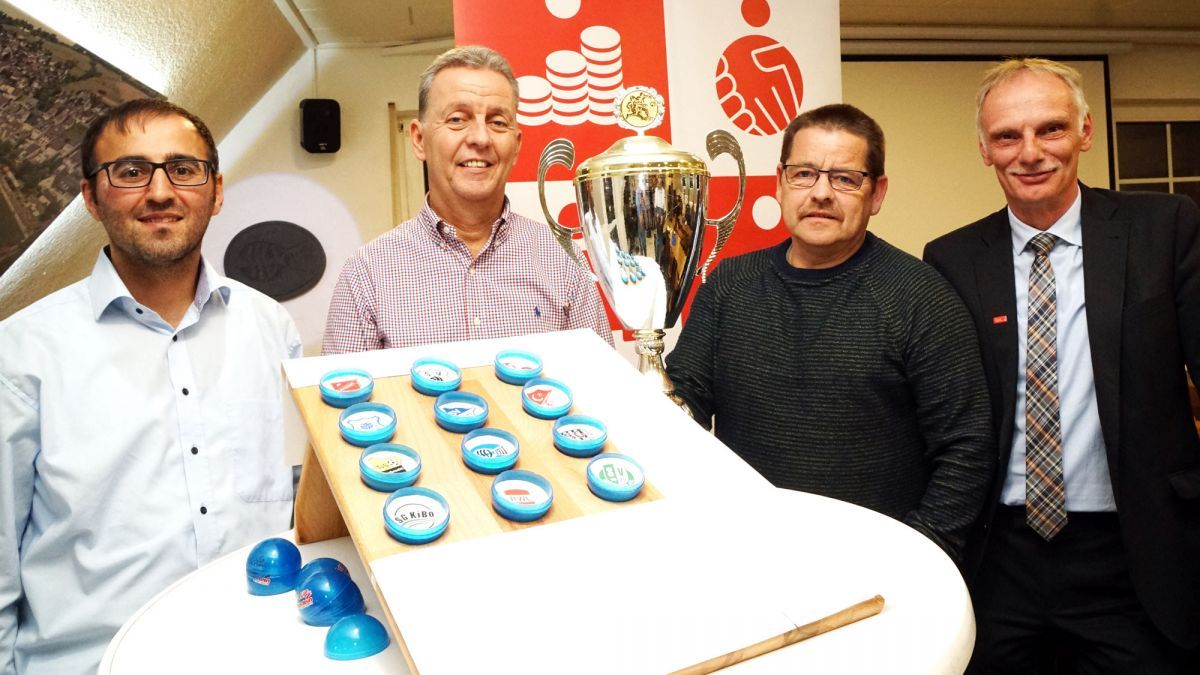 von links: Hüseyin Ayhan (Vatanspor Meggen), Christoph Heimes (SSV Elspe), Rainer Krahl (Stadtsportverband), Jürgen Hochstein (Sparkasse ALK). von privat