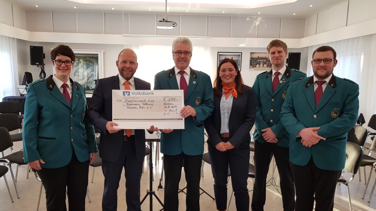 Die Mitglieder des Musikvereins Hoffnung Hünsborn empfingen Marco Heinemann, Vorstandsmitglied der Volksbank Olpe-Wenden-Drolshagen (2. v.l.), und Andrea Burghaus (4. v.l.), Marketingassistentin. von privat