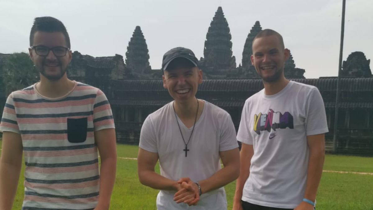 Marco (Mitte) und zwei Freunde in Kambodscha. von Marco Breuch