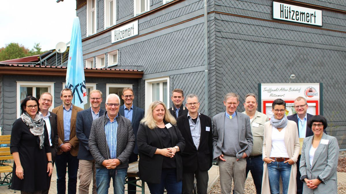 Verschiedenste Akteure aus Südwestfalen trafen sich in Hützemert, um das Thema „Bauen mit Holz“ in Südwestfalen voranzutreiben. von Stephan Müller/Südwestfalen Agentur