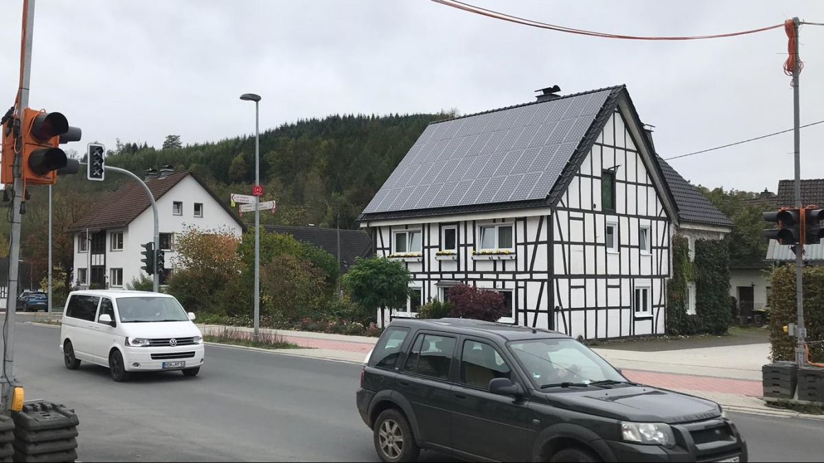 Die Ortsdurchfahrt in Oberelspe ist stark frequentiert, aber die Ampel ist ausgeschaltet. von privat