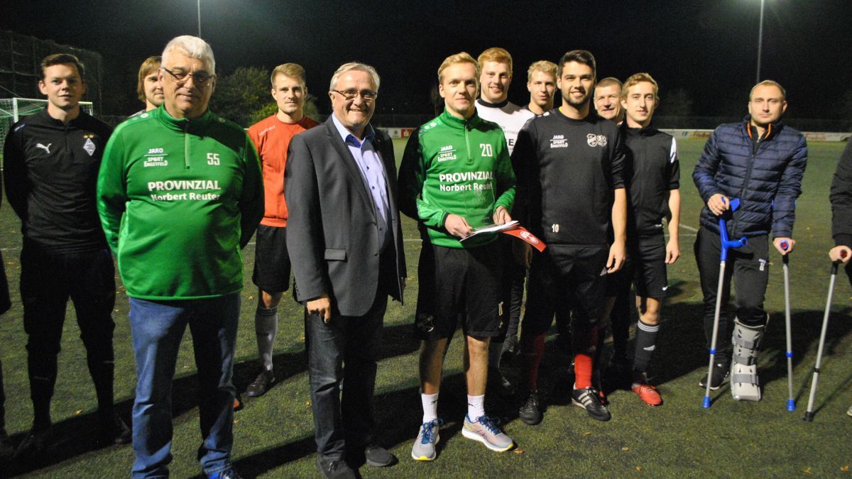 Bei der Ehrung (von links): Herbert Schmidt-Holthöfer (1. Vorsitzender SV Serkenrode), Kreisvorsitzender Joachim Schlüter und Simon Keine. von Friedhelm Tomba