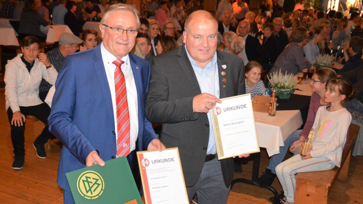 Joachim Schlüter, FLVW-Kreisvorsitzender (links), überreichte Stefan Bischopink (Vorsitzender) die FLVW-Ehrennadel in Gold und die Jubiläumsurkunde. von Nicole Voss