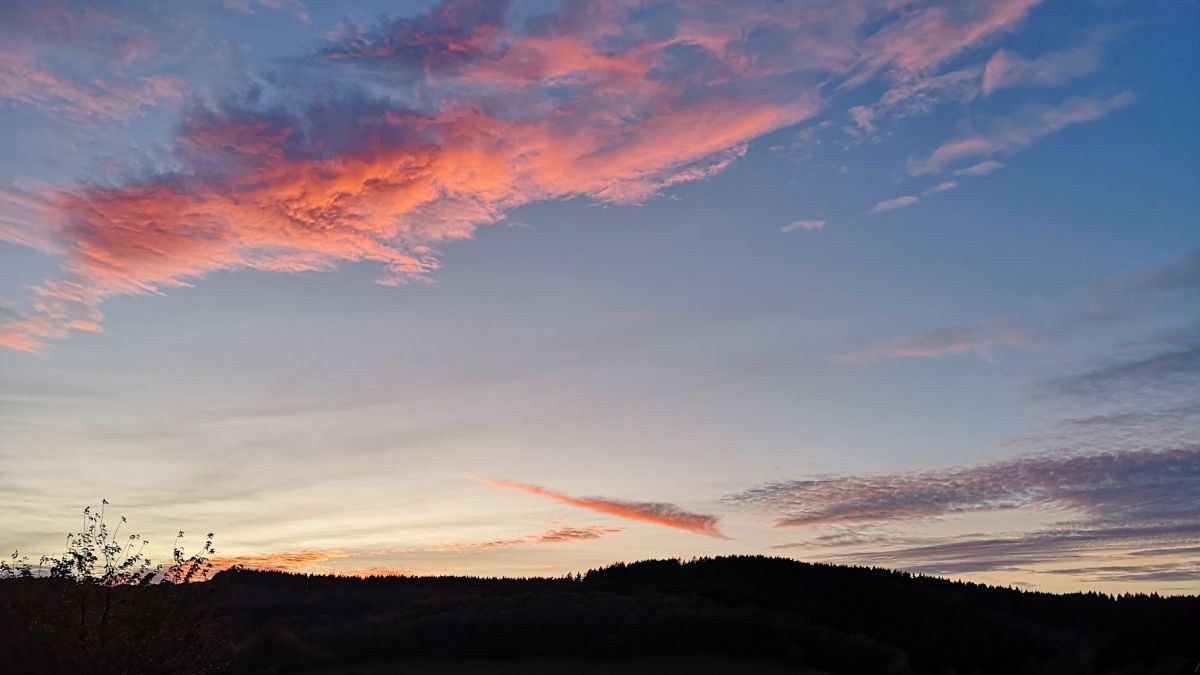 Farbenspiel am Himmel über Varste. von Daniel Hörnig