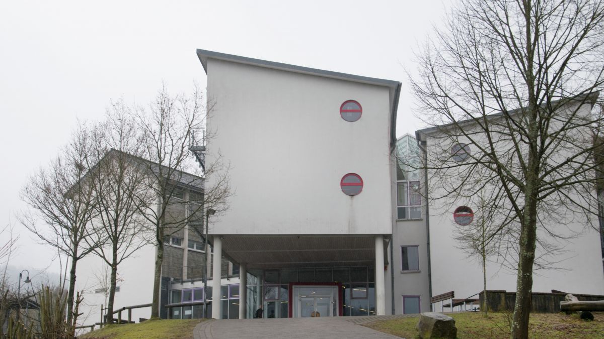 Das Gymnasium der Stadt Lennestadt lädt zu einem Info-Nachmittag für Seiteneinsteiger ein. von Symbol Christine Schmidt