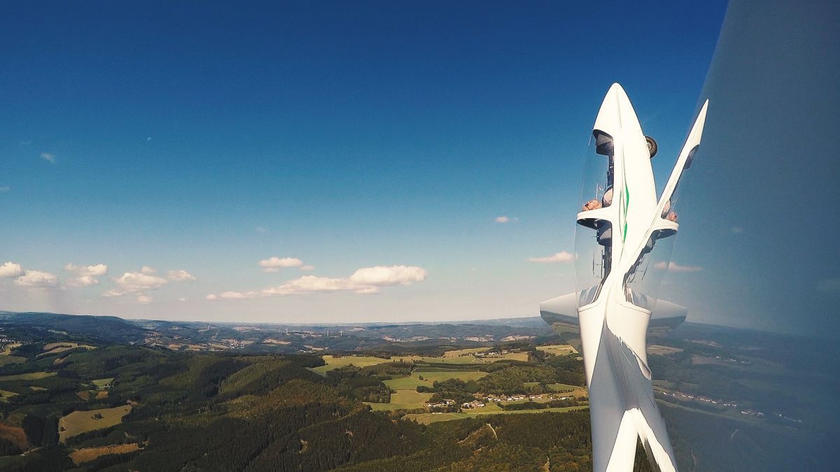 Beim Kunstflug steht die Welt auch gerne einmal auf dem Kopf. von privat
