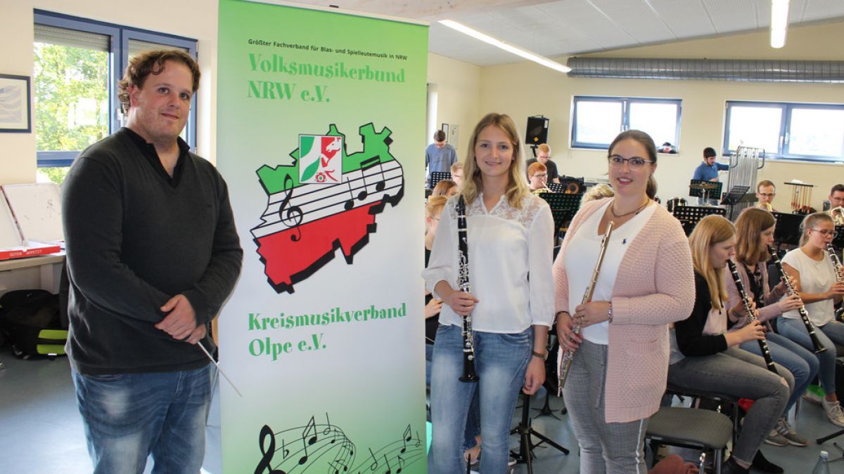 Dirigent Dominik Wagner freut sich mit den beiden Koordinatorinnen des KJBO,  Annika Linse und Katharina Huckestein (rechts), auf das Konzert in Meggen. von privat