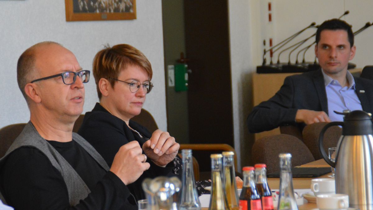 Thorsten Wottrich (links), Betriebsratvorsitzender der Firma Gedia, regte die Gründung eines Unternehmerstammtischs an. Daneben Sylvia Gante, Vorstand Sparkasse Attendorn-Lennestadt-Kirchhundem, und Bürgermeister Christian Pospischil. von Nicole Voss