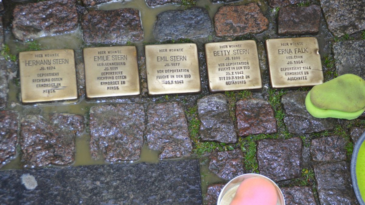 In der Hansestadt werden die Stolpersteine poliert. von privat