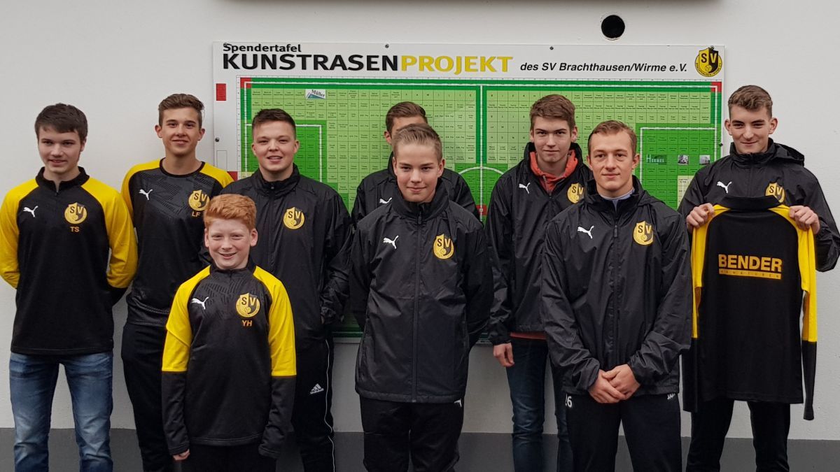Die Jugendspieler des SV Brachthausen-Wirme mit ihrer neuen Ausrüstung. von privat