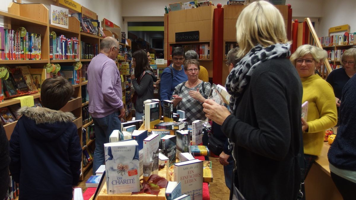 Viele Besucher kamen zum Bücher-Herbst in die Altenhundemer Bücherei und stöberten durch die neuen Medien. von privat