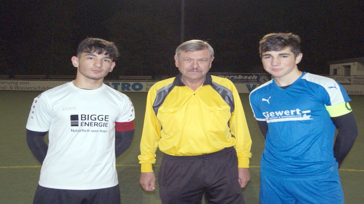 Von links: Kapitän JSG L.O.K. Emre Ünver, Schiedsrichter Wolfgang Lemme und Kapitän JSG RHID-F Paul Krengel. von privat