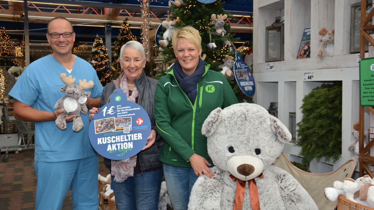Die Vorsitzende des Fördervereins, Ina Albowitz-Freytag, und der Chefarzt der Kinderklinik, Dr. Roland Adelmann, bedankten sich bei Unternehmerin Birgit Kremer (rechts). von Kremer