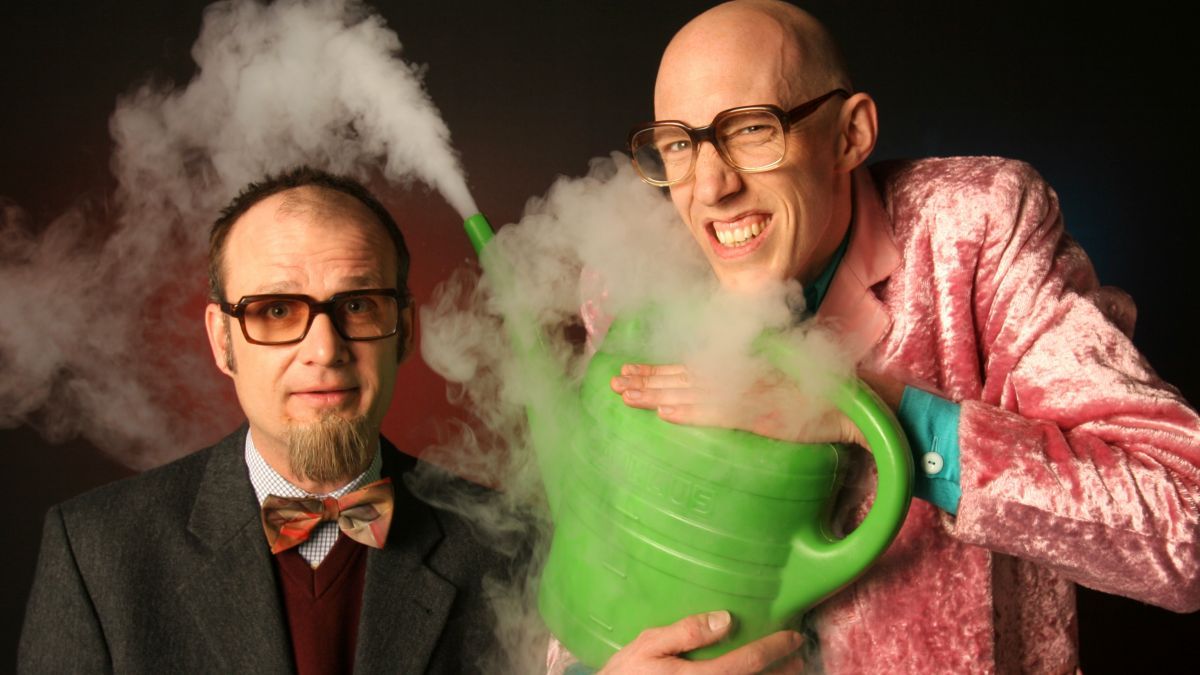 Experimentieren mit der Gießkanne: Prof. Dr. Liebermann und sein Assistent. von Wolfgang Herzberg