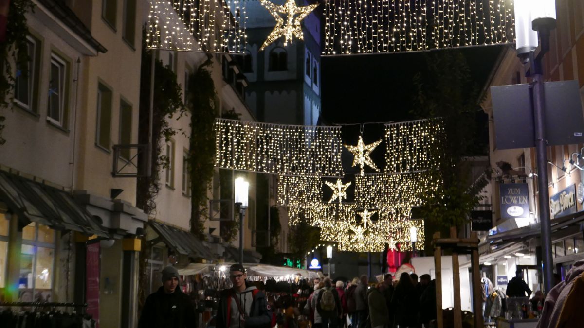 Die Beleuchtung beim Attendorner Martinimarkt sorgte bereits für weihnachtliche Stimmung. von Sofia Isphording