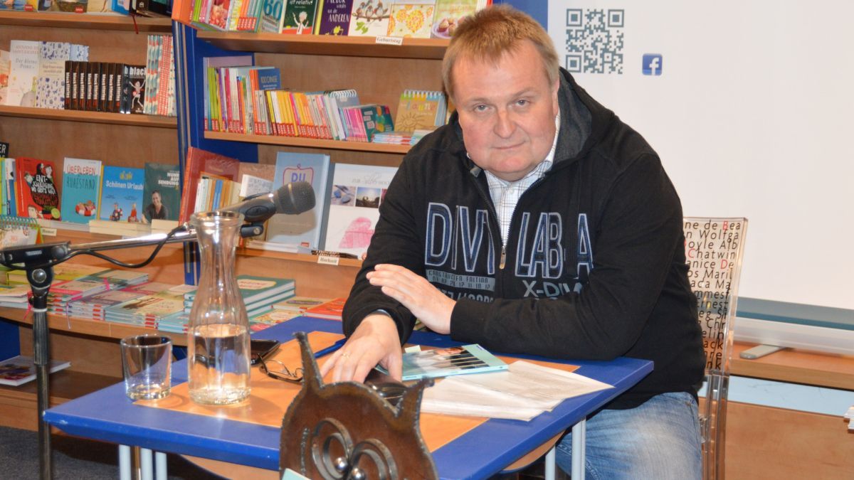 Bernd Goebel organisiert mit Marion Schmidt-Wrobel, Schulleiterin der Hanseschule Projekttage zum Thema Sucht. von Barbara Sander-Graetz