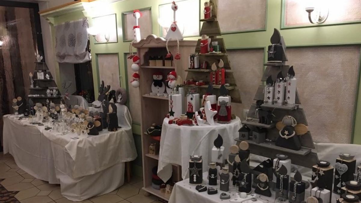 Weihnachtliche Dekoartikel werden beim Markt im Gasthaus Mester vorgestellt. von privat